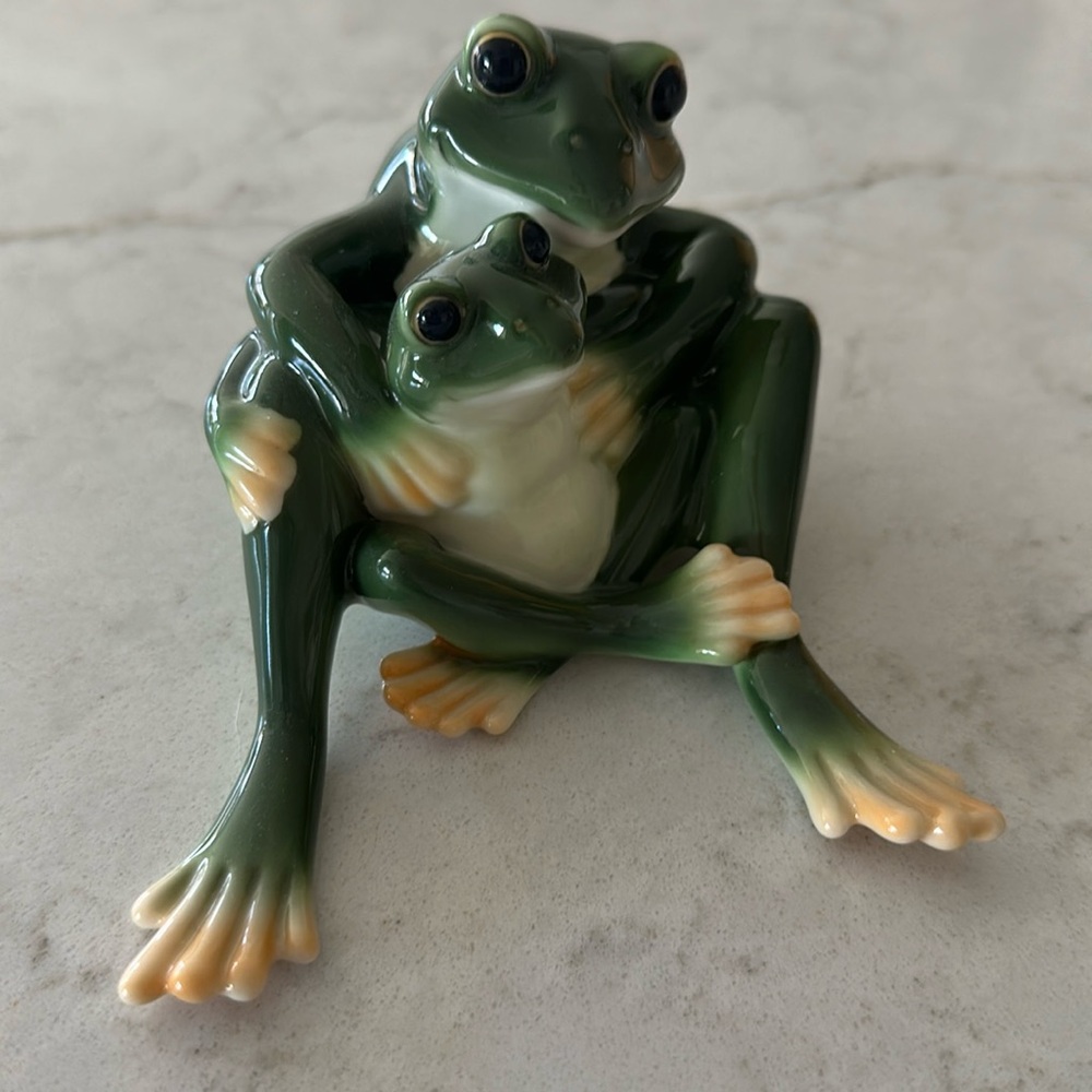 Franz parent and child figurine collectible. Frog figurine mother daughter